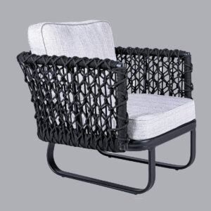 Poltrona Veneza com estrutura de alumínio e revestida com Corda Náutica.